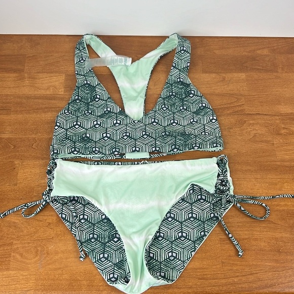 Carve Designs Other - Carve designs reversible bikini tie sides V neck size small geometric pattern
